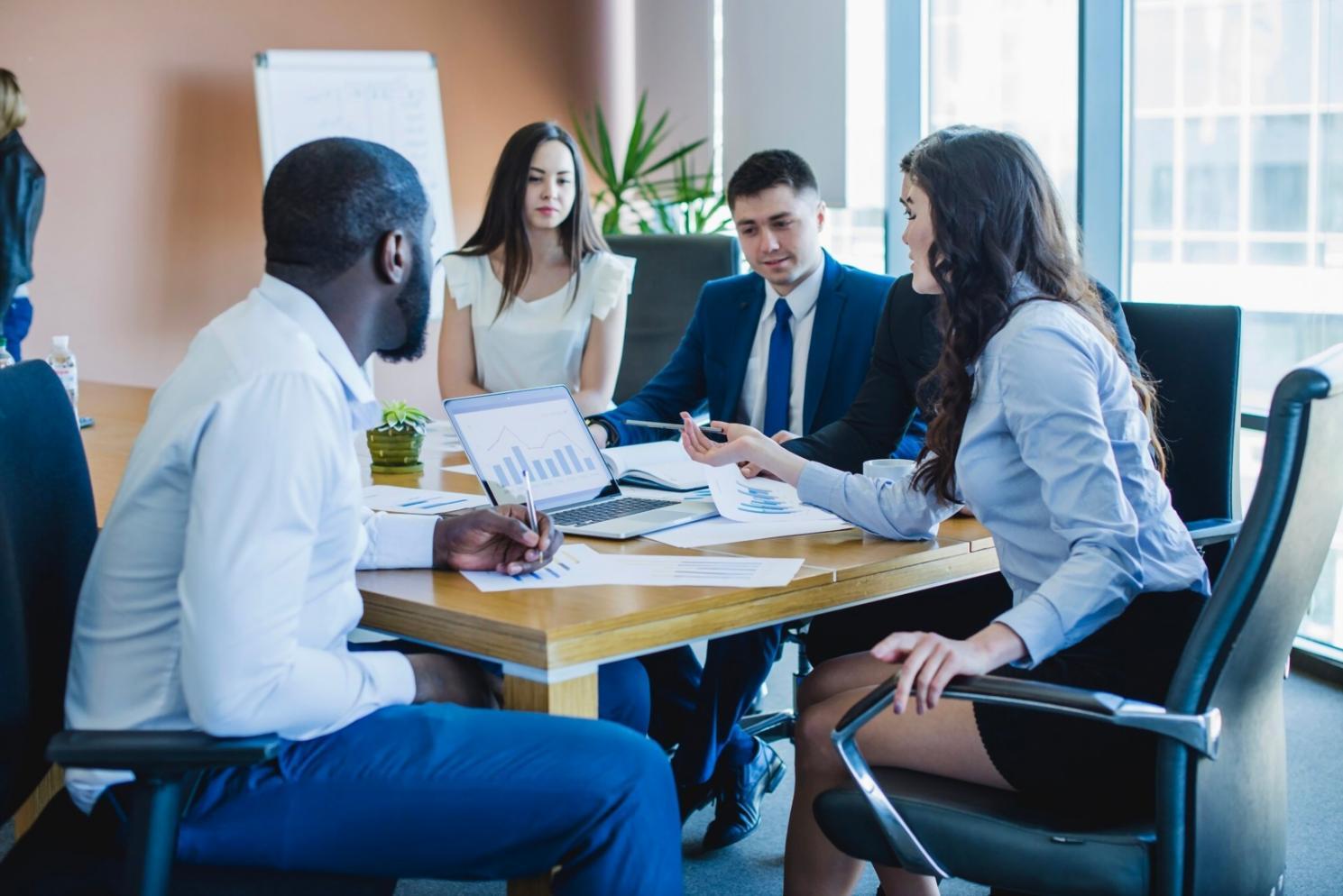 Profesional analizando datos financieros en un entorno de trabajo moderno